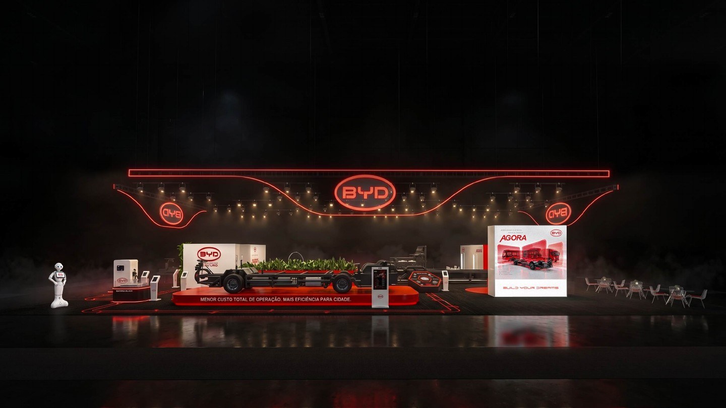 Render de estande BYD com chassis, áreas de demonstração e espaço de relacionamento.